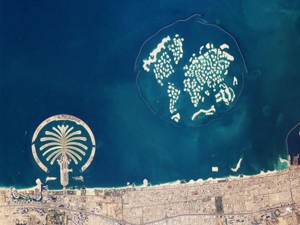 Quần đảo nhân tạo khổng lồ mang tên “Thế giới” ở ngoài khơi Dubai Được phát triển với các biệt thự và khách sạn nghỉ dưỡng sang trọng, được bán cho các triệu phú, quần đảo Thế giới gồm khoảng 300 hòn đảo với tổng diện tích từ 14-42 km2. Nhìn từ trên cao, quần đảo có hình dáng bản đồ thế giới với các châu lục. Nhưng giờ đây, quần đảo Thế giới đang chìm dần xuống biển. Tất cả các đảo của Thế giới hiện vẫn chưa có người ở, ngoại trừ hòn đảo mang tên Greenland. Hầu hết các dự án phát triển tại Thế giới đã bị ngừng do cuộc khủng hoảng tài chính.